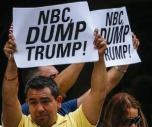 Una iniciativa en Change.org pidió a la cadena estadounidense NBC (propietaria de Telemundo) que rompiera su relación comercial con Donald Trump. En 5 días, la petición alcanzó las 218.979 firmas y NBC hizo caso. (Foto: BBC Mundo).