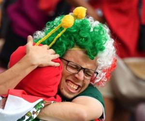 Fans mexicanos celebran la victoria de 1 a 0 contra Alemania en el estadio Luzhniki / AFP PHOTO / Yuri CORTEZ