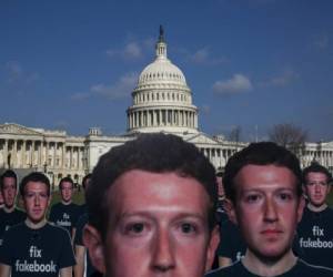 Unas 100 fotografías de tamaño real con la imagen de Mark Zuckerberg fueron plantadas en las afueras del Capitolio, en Washington D.C., por activistas. Las fotografías tienen la leyenda 'arregla Facebook' y mientras Zuckerberg comparece ante una comisión especial del Senado.