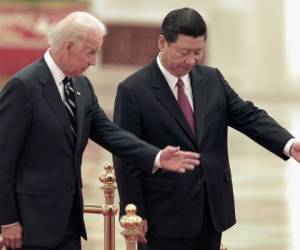 BEIJING, CHINA - AUGUST 18: Chinese Vice President Xi Jinping invites U.S. Vice President Joe Biden (L) to view an honour guard during a welcoming ceremony inside the Great Hall of the People on August 18, 2011 in Beijing, China. Biden will visit China, Mongolia and Japan from August 17-25. (Photo by Lintao Zhang/Getty Images)