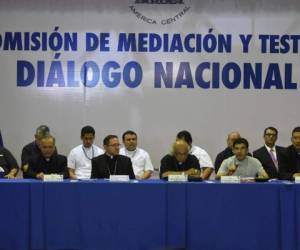Nicaragua's Roman Catholic church representatives take part in the so-called 'national dialogue' talks among government's representatives, Nicaragua's Roman Catholic bishops and the opposition in an attempt to stifle anti-government unrest at the National Seminary of Our Lady of Fatima in Managua on June 15, 2018.Nicaragua's influential bishops said that rival government and civil delegates had agreed to create a truth commission and invite independent international bodies to probe the violence that has left at least 170 people dead. / AFP PHOTO / MARVIN RECINOS