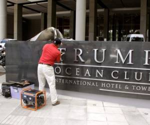 Un trabajador remueve las letras de la palabra Trump del edificio en Panamá. REUTERS/Carlos Lemos.