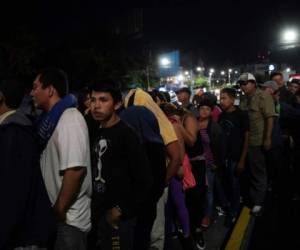 Los migrantes salvadoreños comenzaron a reunirse anoche en la Plaza del Divino Salvador del Mundo y comenzaron a avanzar esta mañana hacia la frontera con Guatemala.
