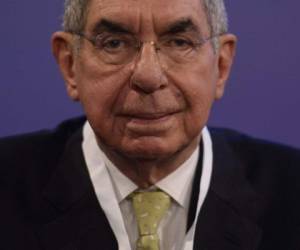 Costa Rican 1987 Nobel peace laureate and former President of Costa Rica Oscar Arias Sanchez looks on as he attends the opening ceremony of the XV World Summit of Nobel Peace Laureates at the University of Barcelona, on November 13, 2015. AFP PHOTO/ JOSEP LAGO / AFP PHOTO / JOSEP LAGO