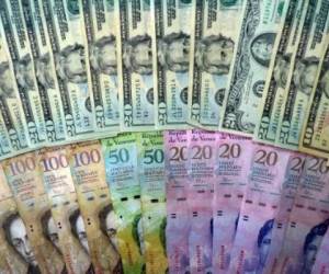 Billetes de bolívares y de dólares estadounidenses. Foto: AFP