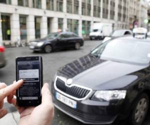 Algunos defensores de Uber dicen que el sistema se autorregula eficazmente, porque los usuarios tienen la posibilidad de publicar comentarios que ayudan a seleccionar a los mejores conductores y eliminar a los malos. (Foto: AFP).