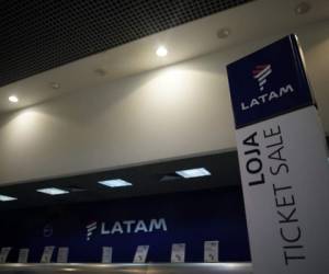 View of the check-in area of LATAM Airlines at the Santos Dumont airport in Rio de Janeiro, Brazil, on May 27, 2020. - Latin America's biggest airline, the Brazilian-Chilean group LATAM, filed for bankruptcy in the US, according to a statement on May 25, 2020. Shares in Latin America's largest airline plunged 35 percent on the Santiago stock exchange following the filing for bankruptcy. (Photo by Mauro Pimentel / AFP)