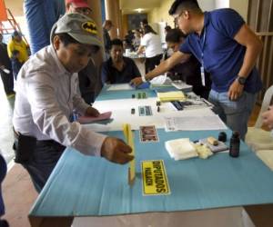 A man casts his vote at a polling station in Guatemala City on June 16, 2019 during general elections. - Corruption-weary Guatemalans are set to elect a new president Sunday after a tumultuous campaign that saw two leading candidates barred from taking part and the top electoral crimes prosecutor forced to flee the country, fearing for his life. (Photo by ORLANDO ESTRADA / AFP)