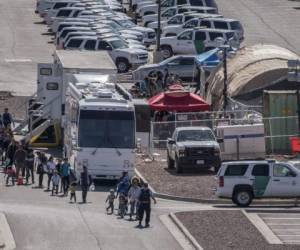 Migrants board buses to take them to shelters after being released from migration detention as construction of a new migrant processing facility is underway at the Customs and Border Protection - El Paso Border Patrol Station on the east side of El Paso on April 28, 2019. - Migrants kept behind concertina and barbed wire underneath the the Paso Del Norte International Bridge in downtown El Paso were moved to temporary tents here after major outcry against the practice. (Photo by Paul RATJE / AFP)