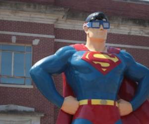 Una estatua de Superman luce lentes para ser el eclipse solar en Metropolis, Illinois. En Metropolis, se podrá ver la totalidad del eclipse total el 21 de agosto. Scott Olson/Getty Images/AFP