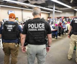This image released by the US Immigration and Customs Enforcement (ICE) shows ICE and Homeland Security Investigations (HSI) officers executing search warrants on August 7, 2019, seizing business records pertaining to the ongoing federal criminal investigation. Officers detained approximately 680 aliens who were unlawfully working at at seven agricultural processing plants across Mississippi. - US officials said that some 680 undocumented migrants were detained in a major series of raids on August 7, at food processing plants in the southeastern state of Mississippi, part of President Donald Trump's announced crackdown on illegal immigration. 'Special agents executed administrative and criminal search warrants resulting in the detention of approximately 680 illegal aliens,' said Mike Hurst, US Attorney for the Southern District of Mississippi. (Photo by HO / US Immigration and Customs Enforcement / AFP) / RESTRICTED TO EDITORIAL USE - MANDATORY CREDIT 'AFP PHOTO / US Immigration and Customs Enforcement' - NO MARKETING NO ADVERTISING CAMPAIGNS - DISTRIBUTED AS A SERVICE TO CLIENTS