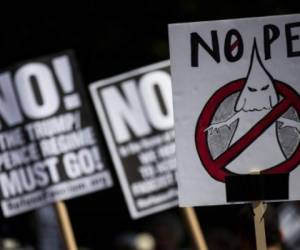 Activista antirracismo han salido a protestar por la violencia de los incidentes del fin de semana en Virginia donde una marcha de supremacistas blancos dejó más de 30 heridos y 3 muertos.