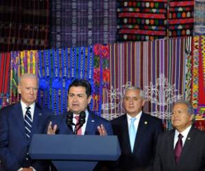 Joe Biden (izquierda), junto a los presidentes de Honduras, Juan Orlando Hernández; Guatemala, Otto Pérez Molina; y El Salvador, Salvador Sánchez Cerén. (Foto: AFP).