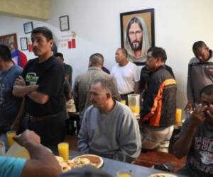 Migrantes cenan en Casa Del Migrante en Tijuana, México. John Moore/Getty Images/AFP