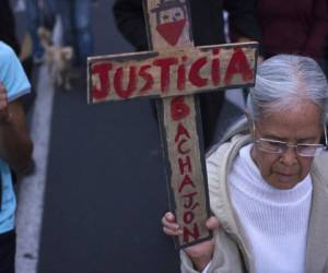 Los padres de las víctimas, que el lunes lideraron una marcha con miles de personas en Ciudad de México al cumplirse cuatro meses del crimen, se niegan a creer la reconstrucción de la fiscalía. (Foto: AFP).