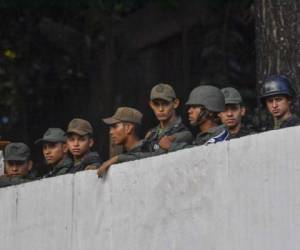 Members of the Bolivarian National Guard remain inside Cotiza Bolivarian National Guard headquarter in Caracas, Venezuela on January 21, 2019. - Venezuela military group calls in video for not recognizing Maduro (Photo by YURI CORTEZ / AFP)