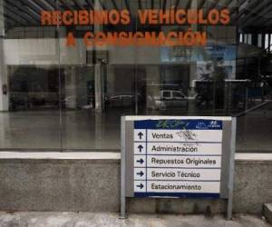Un negocio de venta y reparación de autos de Caracas sin ningún vehículo. Foto: AFP