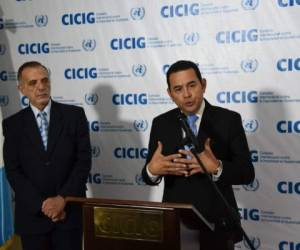 Primer encuentro público entre el comisionado de la CICIG, Iván Velásquez, y el presidente electo Jimmy Morales. (Foto: AFP)
