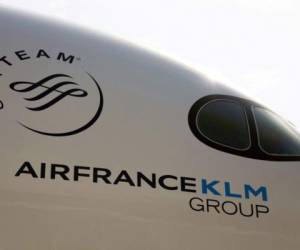 (FILES) This file photo taken on September 27, 2019 shows an Air France-KLM Airbus aircraft at the Airbus delivery center in Colomiers, southwestern France. - Air France-KLM announced on January 10, 2022 that it is raising ticket prices from 1 to 12 to offset part of the extra cost of using sustainable aviation fuel, which reduces CO2 emissions. (Photo by PASCAL PAVANI / AFP)
