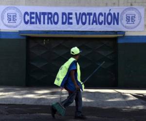 A municipal employee walks past a polling station ahead of a referendum on a border dispute with Belize in Guatemala City on April 14, 2018.A long-running border dispute between Guatemala and Belize reaches a decision point on Sunday when Guatemalans vote on whether to send the matter to the International Court of Justice (ICJ) for a ruling. / AFP PHOTO / JOHAN ORDONEZ