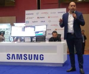 Wilfredo Cárdenas, gerente de producto de B2B para Samsung Electronics Latinoamérica, presentó el innovador monitor. (Foto: Luis Sierra).