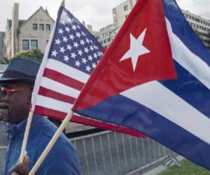 Cuba y Estados Unidos, enemigos durante la Guerra Fría, habían roto relaciones en 1961 tras la revolución castrista dos años antes, pero desde 1977 mantenían Secciones de Intereses como embajadas de oficio.