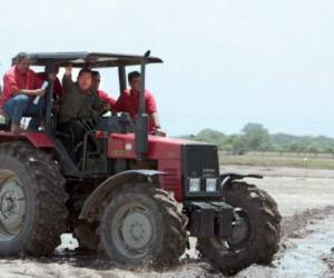 El expresidente de Venezuela, Hugo Chavez -a bordo de un tractor- anunció en mayo de 2009 la expropiación de 10.305,5 hectareas de tierras en el Estado de Barinas.