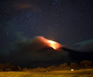 El volcán Fuego ha mostrado una intensa actividad en el último año. En la imagen, una erupción de noviembre de 2015. (Foto: AFP).
