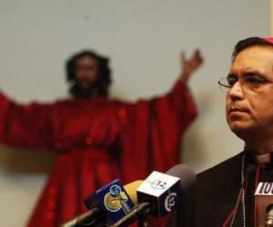 'Invitamos a todos a unirnos en oración por la paz', exclamó el arzobispo de San Salvador, José Luis Escobar, en la misa oficiada por todos los obispos del país.