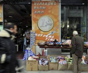 Una tienda del centro de atenas ofrece productos por un euro. (Foto: AFP)