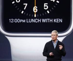 El Watch también tiene la billetera integrada Apple Pay, cada vez más popular en Estados Unidos como medio de pago rápido, y puede ser utilizado para ver las noticias y conectarse a las redes sociales. (Foto: AFP).