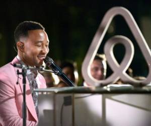 BEVERLY HILLS, CA - 21 DE JUNIO: John Legend actúa en el escenario en el lanzamiento de John Legend de su nueva marca de vino rosado, LVE, durante un concierto íntimo de Airbnb el 21 de junio de 2018 en Beverly Hills, California. Jerod Harris / Getty Images para Airbnb / AFP