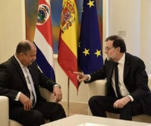 El presidente de Costa Rica, Luis Guillermo Solís, está de visita oficial en España. En la imagen, junto al presidente del Gobierno de España, el conservador Mariano Rajoy.