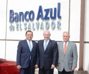 Armando Rodríguez, Carlos Araujo y Alfredo Pacas, socios fundadores del Banco Azúl. (Foto: elsalvador.com).