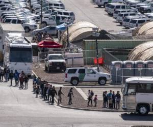 Migrants board buses to take them to shelters after being released from migration detention as construction of a new migrant processing facility is underway at the Customs and Border Protection - El Paso Border Patrol Station on the east side of El Paso on April 28, 2019. - Migrants kept behind concertina and barbed wire underneath the the Paso Del Norte International Bridge in downtown El Paso were moved to temporary tents here after major outcry against the practice. (Photo by Paul RATJE / AFP)