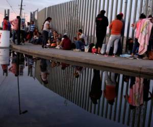 FILE PHOTO: Mexican citizens fleeing violence, camp in a queue to try to cross into the U.S. to apply for asylum at Cordova-Americas border crossing bridge in Ciudad Juarez, Mexico September 22, 2019. REUTERS/Jose Luis Gonzalez/File Photo