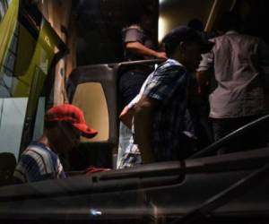 Central America citizen board a bus after being rescued by local authorities in Veracruz, Mexico on August 19, 2017. About 126 migrants people were rescued when they were transported in the road between Veracruz and Poza Rica in Mexico. / AFP PHOTO / VICTORIA RAZO