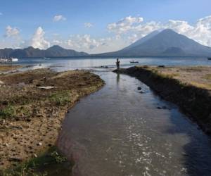 Vista de la contaminación del río San Francisco en el lago de Atitlan en Panajachel, Sololá, a 65 km de Ciudad de Guatemala. Foto AFP