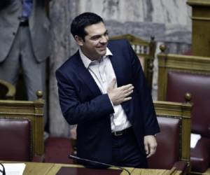 Tsipras espondió al 'intento de intimidación', en su opinión, de los dirigentes europeos, que habían señalado que un triunfo del 'No' en la consulta equivaldría 'a la salida de Grecia del euro'. (Foto: AFP).