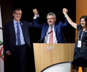 La alcaldesa de París, Anne Hidalgo junto al presidente del Comité Olímpico Internacional, German Thomas Bach y el alcalde de la ciudad de Los Ángeles Eric Garcetti.