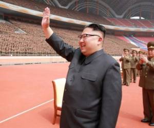 La Agencia Central muestra a Kim Jong-Un, de Corea del Norte, saludando al Ejército del Pueblo Coreano en Pyongyang. / AFP PHOTO
