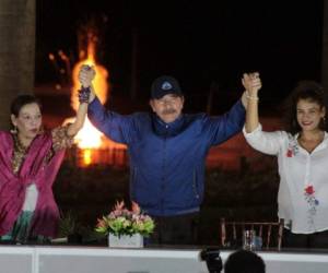 Nicaragua's President Daniel Ortega (C) his wife Vice-President Rosario Murillo (L) and Deputy-Mayoress Reyna Rueda gesture at the crowd during the inauguration of the Nejapa flyover in Managua on March 21, 2019. - Nicaragua's government and opposition delegations resumed stalled peace talks Thursday aimed at ending a deadly 11-month political crisis. The resumption follows an agreement on Wednesday by the government of President Daniel Ortega to release all opposition prisoners within 90 days. (Photo by Maynor Valenzuela / AFP)
