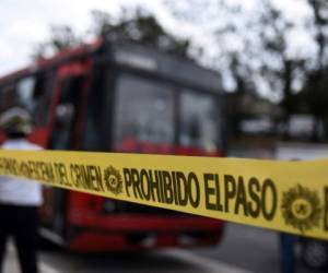 One of four buses attacked by alleged gang members remains on a road in Guatemala City on July 13, 2018. - At least six units of public transport were attacked allegedly by gangs dedicated to extortion this week. (Photo by Johan ORDONEZ / AFP)
