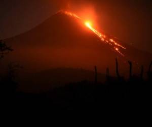 Archivo. Esta foto del 5 de marzo muestra la erupción del volcán Pacaya. (Photo by Orlando ESTRADA / AFP)