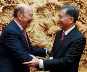 US Commerce Secretary Wilbur Ross (L) shakes hands with Chinese Vice Premier Wang Yang before a bilateral meeting at the Zhongnanhai Leadership Compound in Beijing on September 25, 2017. / AFP PHOTO / POOL / Andy Wong