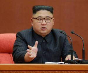 El líder norcoreano Kim Jong Un habla ante el Comité Central del gobernante Partido de los Trabajadores, en una imagen no fechada facilitada por la agencia KCNA en Pyongyang. 8 octubre 2017. KCNA/vía REUTERS.