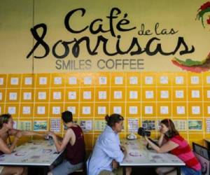 Turistas en el Café de las Sonrisas. (Foto: AFP).