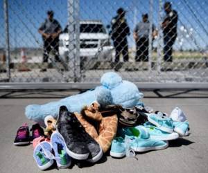 Esta foto del 21 de junio de 2018 muestra a personal de seguridad en la entrada principal del centro de menores detenidos sin papeles en Tornillo, Texas. AFP PHOTO / Brendan Smialowski