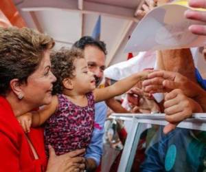 Rousseff pone acento sobre todo en el riesgo de una parálisis política si su rival triunfa. (Foto: AFP)