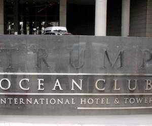 El nombre Trump fue arrancado del Ocean Club International Hotel and Tower el pasado 5 de marzo.